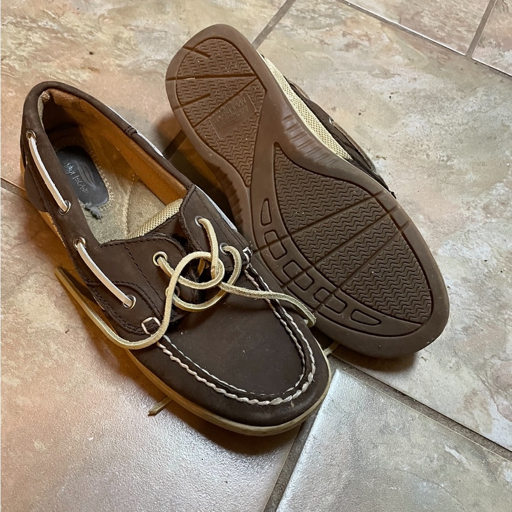 Size 7 slip on shoes. True to size and have never wore them.
